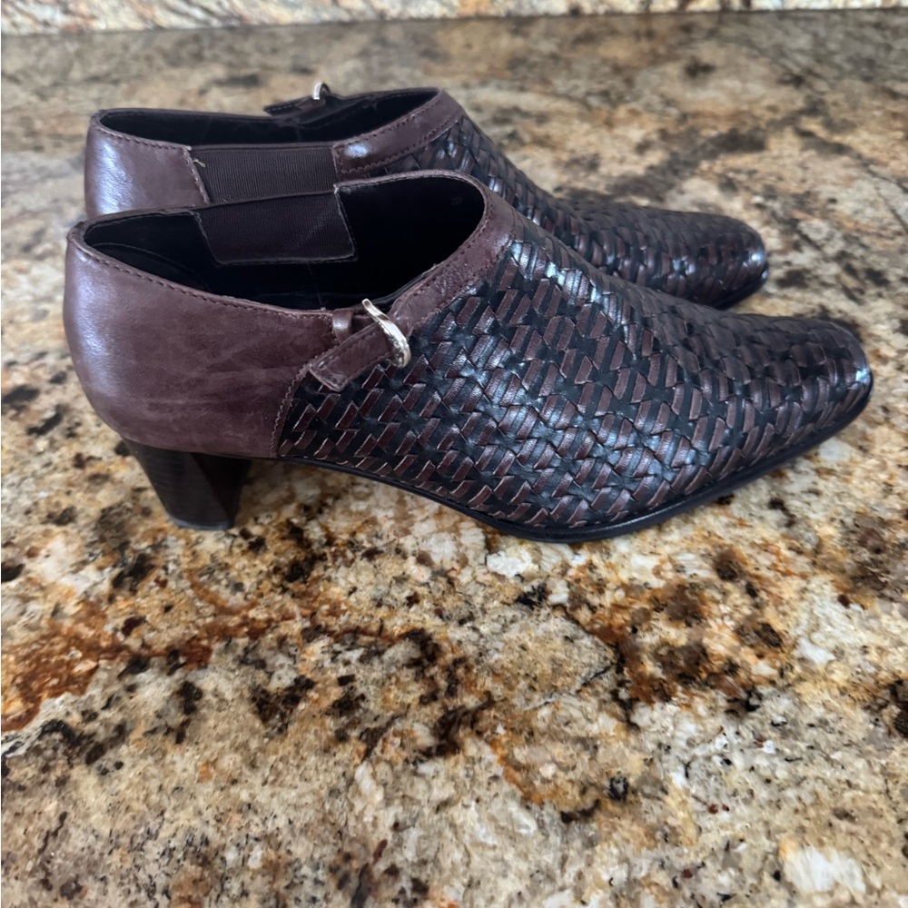 Brighton "TURNER" Woven Black & Brown Leather Heeled Booties Shoes ~Sz 6.5 - Picture 2 of 5